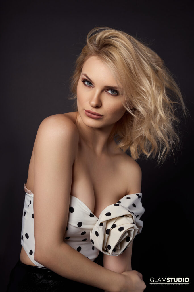 Fotografia Portretowa w Studio - Modeka z blond włosami i biżuterią