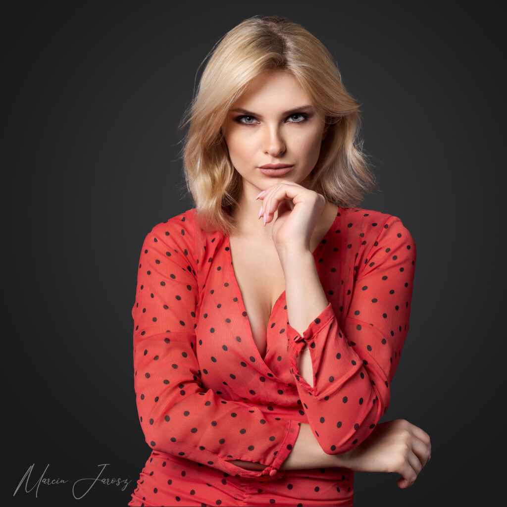 Fotografia Portretowa w Studio - Zamyślona blondynka w czerwonej sukience w kropki